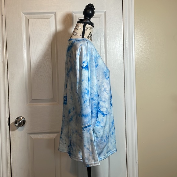 Blue tie dye long sleeve top. Batwing, tapered sleeve. - Picture 3 of 5